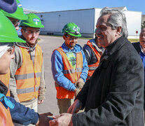 Alberto Fernández visitó la aceitera Deheza en Córdoba. 