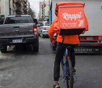 Rappi, Pedidos Ya y Glovo reclutan a personas en moto o bicicleta a través de una aplicación.  (Fuente: Adrián Pérez) (Fuente: Adrián Pérez) (Fuente: Adrián Pérez)