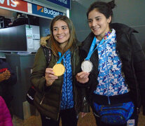 Leonela y Dayana Sánchez muestran sus medallas panamericanas.