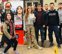 Gabriel Solano junto a militantes del Frente de Izquierda en Barracas.