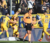 Zabala festeja su gol, el de la victoria de Rosario Central.