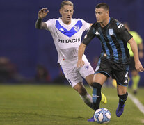 Pillud protege la pelota. El experimentado lateral fue el autor del gol del empate de Racing ante Vélez.