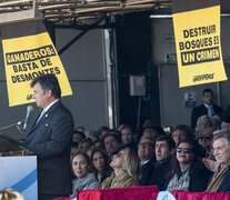 Los carteles de Greenpeace durante el acto en La Rural. (Fuente: NA) (Fuente: NA) (Fuente: NA)