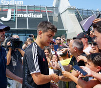 Dybala recibe el cariño de los hinchas de Juventus. (Fuente: EFE) (Fuente: EFE) (Fuente: EFE)