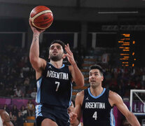 Campazzo se eleva hacia el aro, Scola palpita el fin de la jugada.