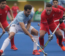 Agustín Bugallo protege la bocha para la Argentina. (Fuente: COA) (Fuente: COA) (Fuente: COA)