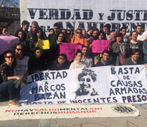 La agrupación Amigas y compañeras de Marcos Bazán y su concentración frente a los Tribunales de Lomas de Zamora.