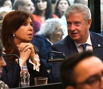 Cristina Fernández de Kirchner y su abogado, Carlos Beraldi, en el inicio del juicio oral en su contra.