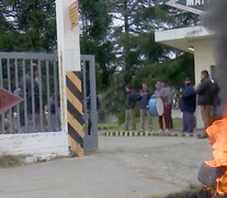 Protesta de trabajadores en la puerta de la planta de la autopartista Dino Mattioli.