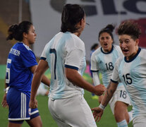 Las chicas festejan uno de los tres goles ante Paraguay.