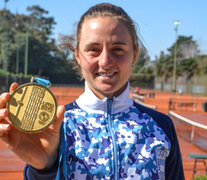 Nadia Podoroska muestra el oro ganado en los Juegos Panamericanos. (Fuente: AAT) (Fuente: AAT) (Fuente: AAT)