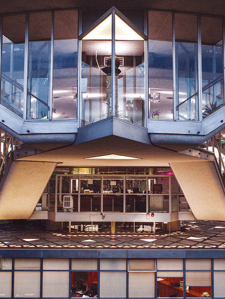 EXTRAORDINARIO PLANETARIO, EL LIBRO QUE REVELA LA OTRA CARA DE UNO DE LOS EDIFICIOS MÁS PARTICULARES DE BUENOS AIRES