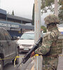 El operativo fuera de la secundaria incluyó a los marines. (Fuente: AFP)
