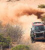 Los autos recorrieron ayer los caminos entre las sierras y las dunas. (Fuente: AFP)