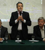 Roberto Porta (sentado a la derecha) terminó muy enfrentado al ministro Garibay (parado). (Fuente: Sebastián Granata)