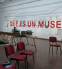 El público responde a "¿Qué es un museo?", sumándose a una enunciación colectiva en construcción.