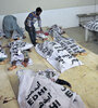 Voluntarios paquistaníes revisan los cadáveres de supuestos insurgentes abatidos ayer.