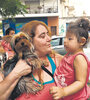 Adriana Funaro con la niña Delfina, que sufre convulsiones por la microcefalia.