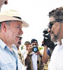 Santos junto al comandante de las FARC Iván Márquez, ayer en un campamento de desarme. (Fuente: AFP)