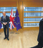 Donald Tusk, presidente del Consejo Europeo, recibió la carta de manos del embajador británico en la UE, Tim Barrow. (Fuente: AFP)