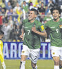 Moreno Martins y Arce festejan el primer tanto de Bolivia, mientras Romero sufre de rodillas la caída de su arco. (Fuente: AFP)