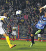 Benedetto cabecea por el segundo palo para marcar el gol de Boca, al final del primer tiempo. (Fuente: Julio Martín Mancini)