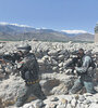 Militares afganos toman posición cerca de donde explotó “la Madre de todas las bombas”. (Fuente: EFE)