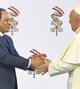 El Papa saluda al presidente egipcio, Abdel Fattah Al Sisi. (Fuente: AFP)