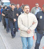 Una fila de detenidos marcha a la cárcel en Kayseri, Turquía. (Fuente: EFE)