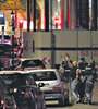 Policías patrullan cerca del lugar donde ocurrió el tiroteo que dejó un muerto y dos heridos en el centro de Paris. (Fuente: AFP)
