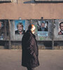 Un hombre pasa frente a unos afiches de campaña de los principales candidatos en Lyon horas antes del voto. (Fuente: AFP)