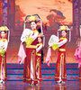 En Shen Yun impactan los colores del vestuario y la energía grupal cuando manda la danza.