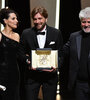 Juliette Binoche y Pedro Almodóvar entregan la Palma de Oro al director sueco Ruben Östlund. (Fuente: AFP)