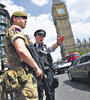 Un soldado y un policía vigilan cerca del Parlamento británico tras el atentado en Manchester.