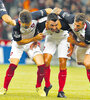 Botta festeja su gol, el tercero de San Lorenzo, abrazado por Mussis y Caruzzo. (Fuente: EFE)