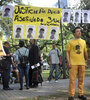 Familiares de David Moreira reclamaron justicia ayer frente a los tribunales. (Fuente: Andres Macera)