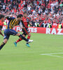 El "Chaqueño" Herrera marca el tercer gol para asegurar la enorme victoria canaya en el Coloso del Parque. (Fuente: Alberto Gentilcore)