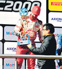 Esteban Guerrieri recibe el trofeo por su victoria en el circuito de Santiago del Estero. (Fuente: Prensa stc 2000)