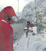 Descongelando la cubierta, frente a la Isla de los Estados. (Fuente: Gentileza Raúl Ferrer)