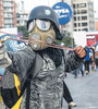 Un activista opositor usa una gomera durante una protesta contra el gobierno de Maduro.