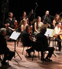 El guitarrista Juan Quintero en una de sus primeras actuaciones con la Orquesta de Cámara. (Fuente: : Gentileza Guillermo Turin)