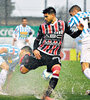 La lluvia impidió que se jugara al fútbol con normalidad en la cancha de Chacarita.