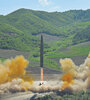 Imagen cedida por Corea del Norte del misil lanzado hace menos de un mes, similar al que se lanzó ayer al mar de Japón. (Fuente: EFE)