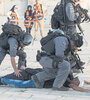 La policía antidisturbios israelí arresta a un palestino en la mezquita Al Aqsa de Jerusalén. (Fuente: EFE)