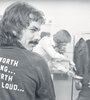 “Si merece tocarse, merece tocarse fuerte”, se lee en la espalda de Mickey Hart. Al fondo, Bobby Weir y Jerry García, en una foto tomada en Boston, en el año 1977.
