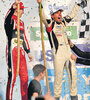 n El chaqueño Silva, junto a su compañero, festejan en lo más alto del podio. (Fuente: Prensa TC2000)