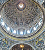 El interior de la cúpula de San Pedro, la más alta del mundo, una obra maestra arquitectónica.