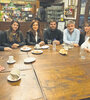 En el bar notable La Flor de Barracas, CFK apoyó la lista encabezada por Filmus y Recalde. (Fuente: Joaquín Salguero)