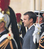 Macron rodeado de guardias ceremoniales durante un acto en el Elíseo.