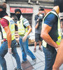 Policías catalanes salen de un edificio en Ripoll después de un allanamiento por los atentados del jueves. (Fuente: AFP)
